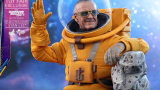 Vì quá nhớ Stan Lee, Hot Toys ra mắt mẫu mô hình bố già mặc đồ phi hành gia