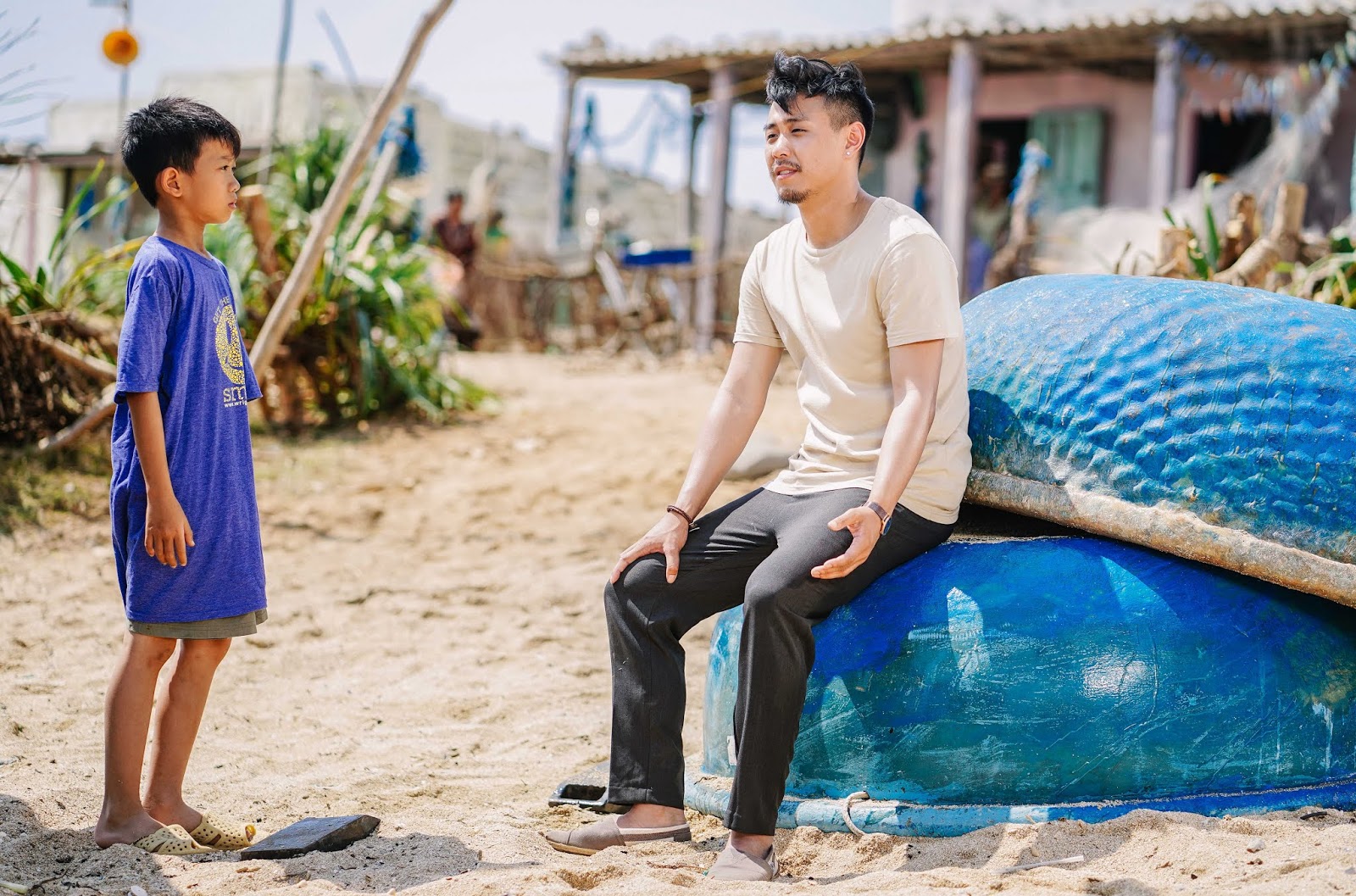 Anh thầy ngôi sao: Lần đầu đóng phim, Á quân Giọng Hát Việt Nhí 2018 uống no nước biển