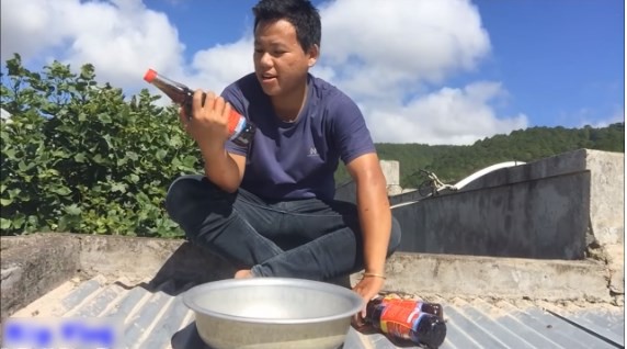 Youtuber Việt khiến cộng đồng mạng phẫn nộ khi đổ nước mắm lên người mẹ mừng 1000 subs