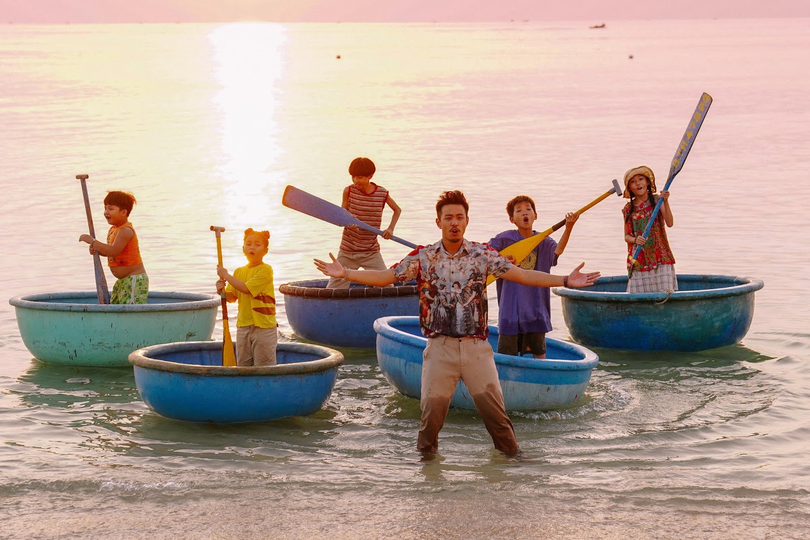 Trailer Anh thầy ngôi sao bùng nổ với âm nhạc rộn ràng và hình ảnh tươi sáng