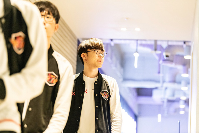 LMHT: SKT thắng 6 trận liên tiếp, fan kêu Riot ban cả Faker luôn đi