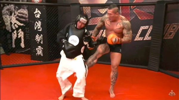 Youtuber to gan gạ thách đấu võ sĩ MMA và kết quả là bị đánh không trượt phát nào