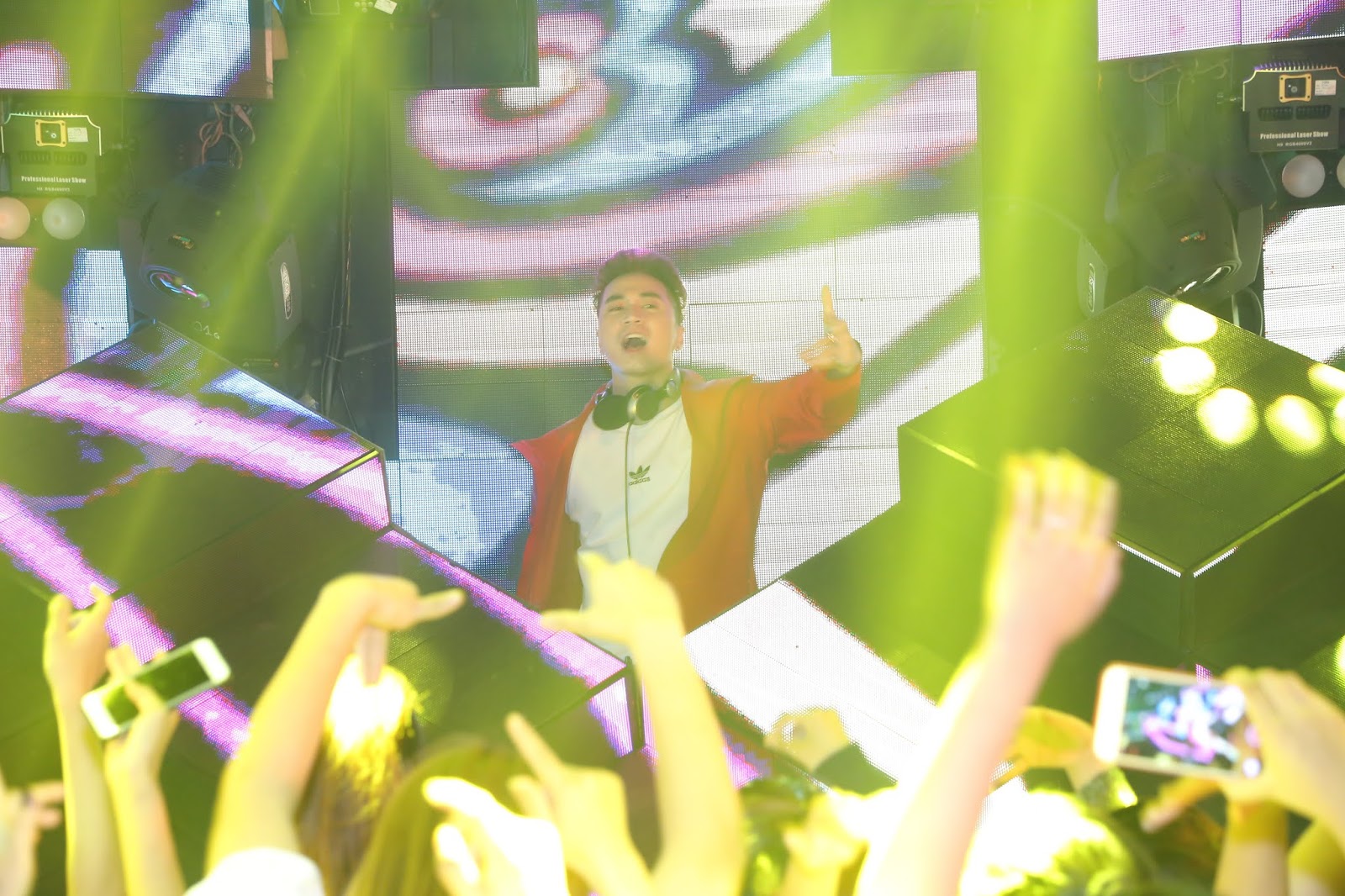 Karik hoá bad boy trong bản điện ảnh của hit Người lạ ơi!