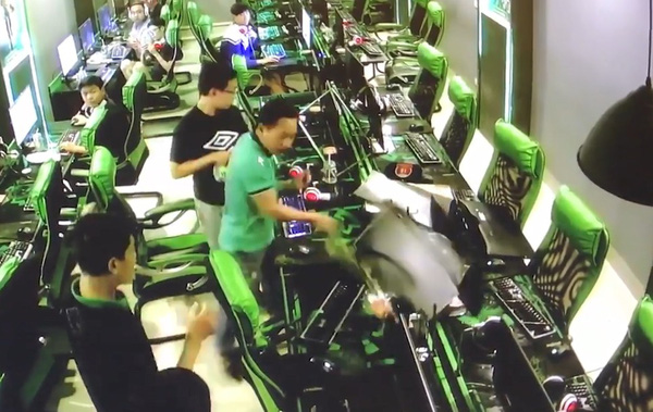 Tóm được con chơi net, ông bố ra tay đập nát 17 cái màn hình của tiệm net cho hả giận