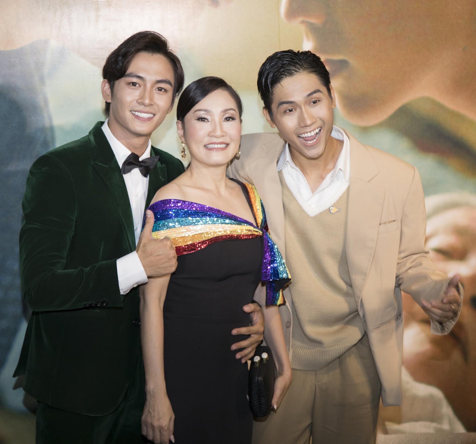 Hồng Đào diện trang phục bảy sắc, rạng rỡ tại sự kiện ra mắt phim đam mỹ Thưa mẹ con đi