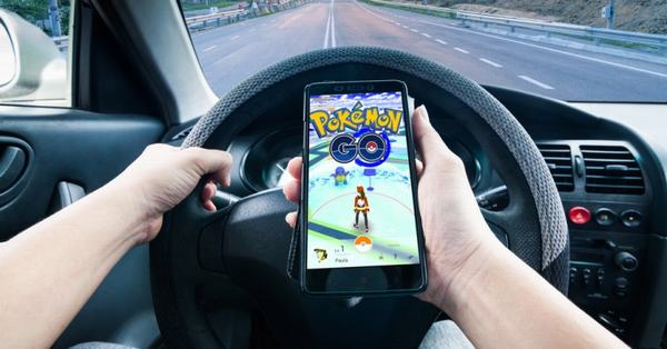 Pokemon GO: Fan cứng ngồi xe hơi, dùng đến 8 điện thoại để chơi