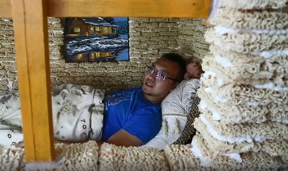 Ông bố xây nhà siêu to khổng lồ bằng mì gói khiến cộng đồng mạng Trung Quốc xôn xao
