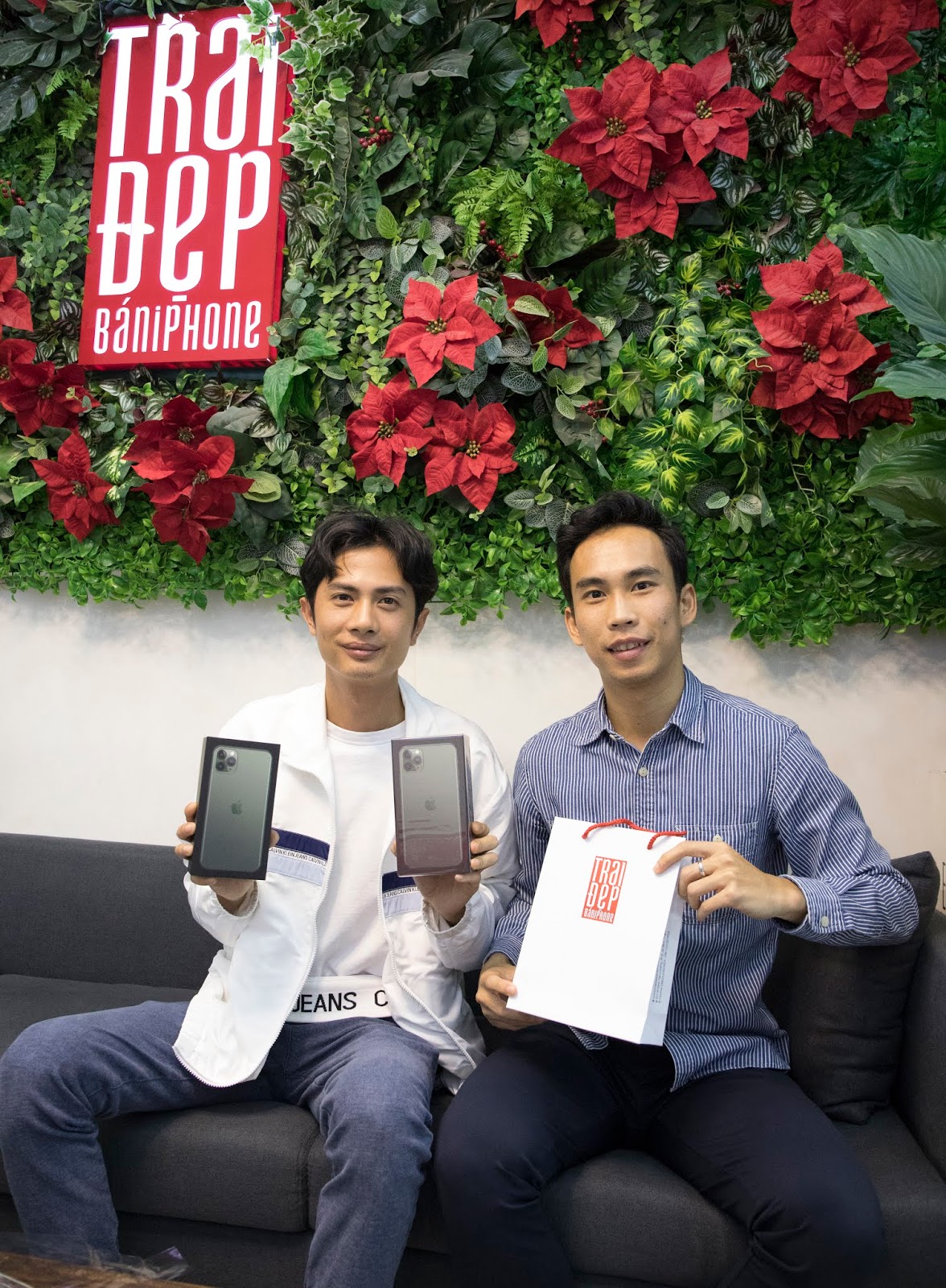 Sau khi công khai hẹn hò Sỹ Thanh, Huỳnh Phương "tậu" đôi Iphone 11 Pro Max xanh rêu đặc biệt