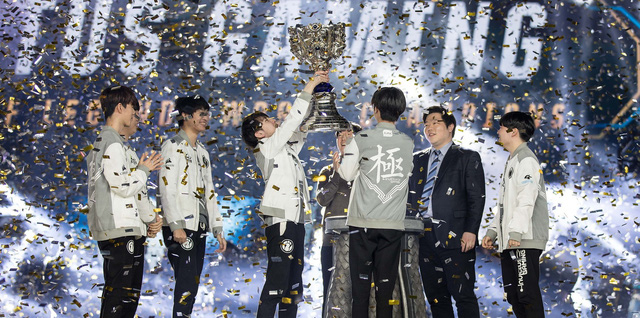 LMHT: Invictus Gaming âm thầm sa thải HLV trưởng của mình trước thềm CKTG 2019
