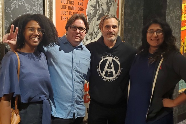 Joker: Joaquin Phoenix bất ngờ xuất hiện tại buổi chiếu phim với phát biểu gây sốt