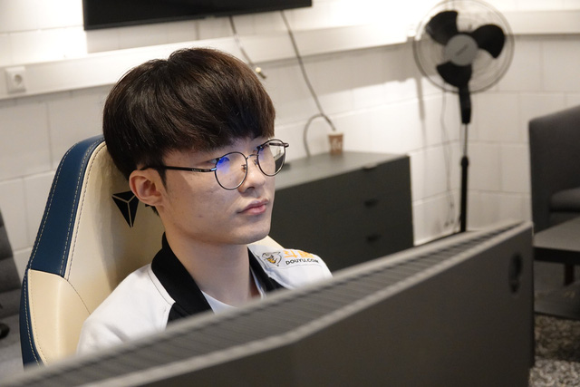 LMHT: Faker chỉ cần "liếc mắt đưa tình" thôi đã khiến biết bao tuyển thủ phải xao xuyến