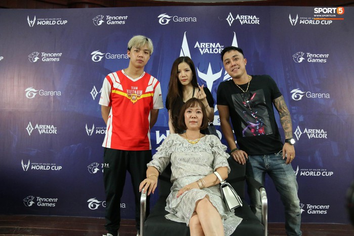 ADC đích thực là "thiếu gia nhà người ta", vô địch Đấu trường Danh Vọng sẽ được mẹ thưởng quà "khủng"