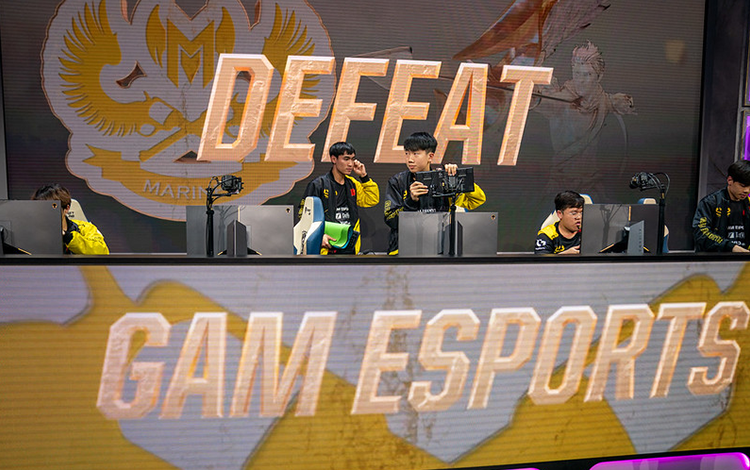 LMHT: BLV Hoàng Luân đăng status đầy ẩn ý, cho rằng VCS vẫn còn kém lắm