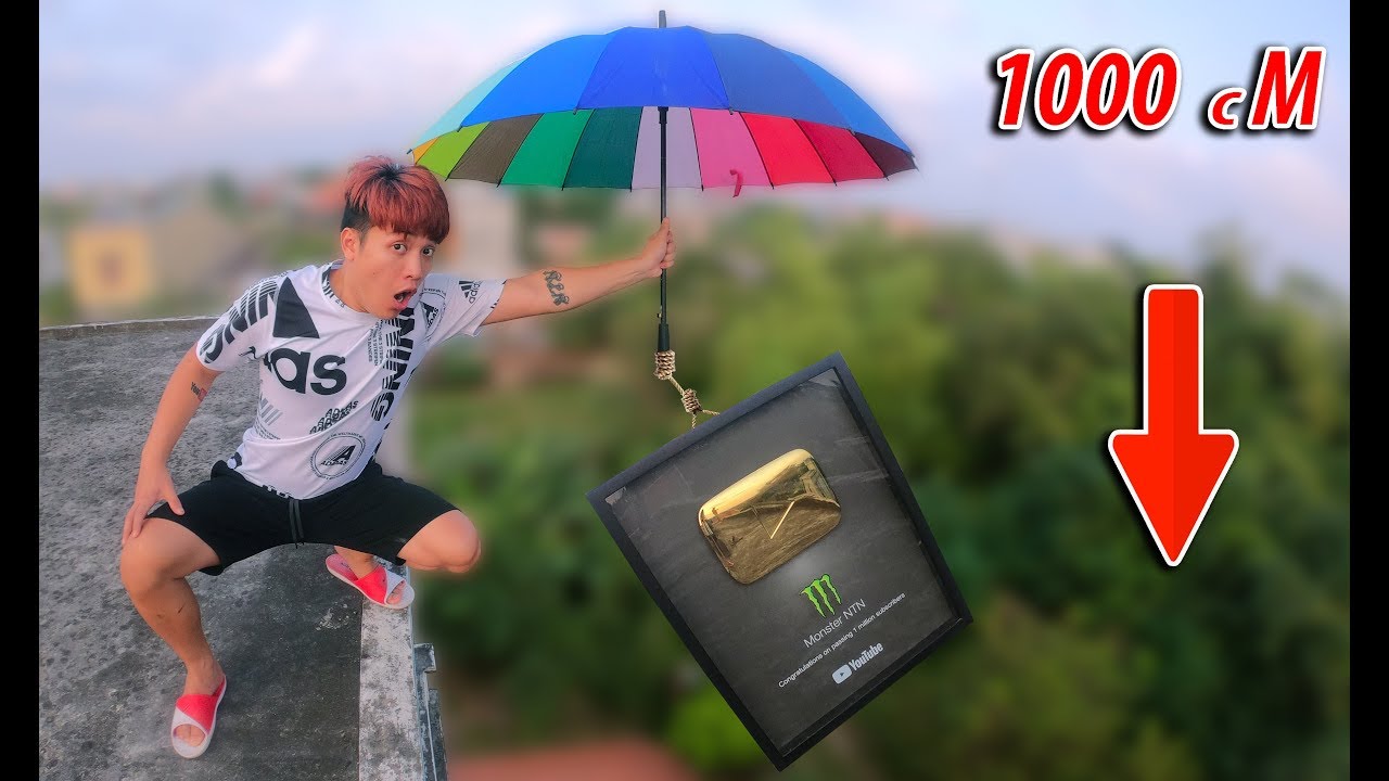 Để tiếp tục câu view, NTN thả nút vàng Youtube từ sân thượng xuống mặt đất