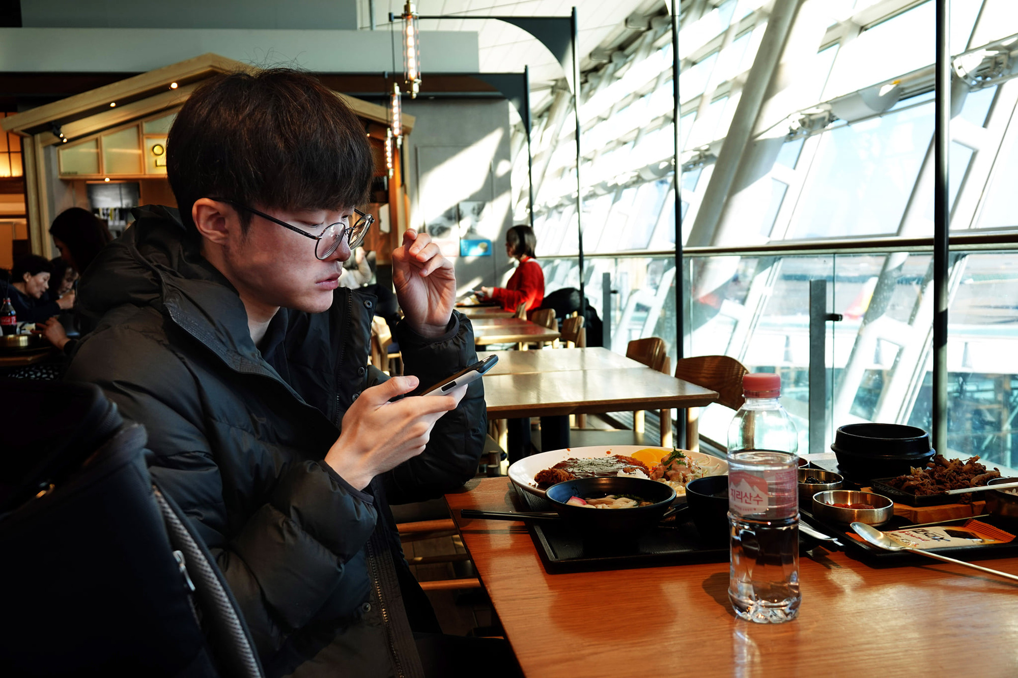 LMHT: Hình ảnh Faker và Teddy buồn bã tại sân bay khiến người hâm mộ chạnh lòng