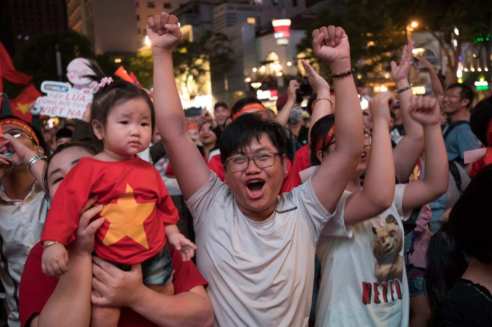 Việt Nam thắng đậm Campuchia, Phố đi bộ Nguyễn Huệ vỡ oà 