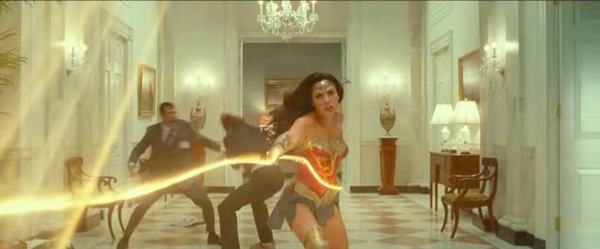 Khi chị đại Diana bỏ cả khiên lẫn kiếm trong Wonder Woman 1984 và lời lý giải của Gal Gadot