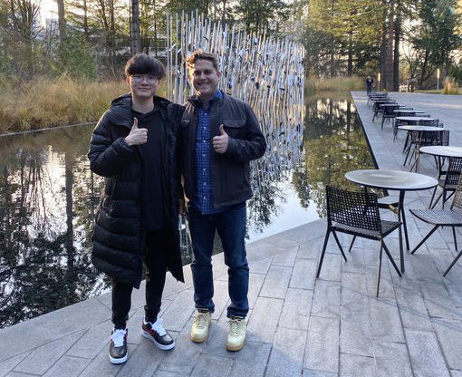 LMHT: Chụp hình với CEO của T1, người hâm mộ phát hiện Faker đang mang đôi giày hot nhất Hàn Quốc