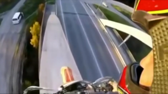 Bắt chước PUBG, một thanh niên cưỡi xe máy lên đỉnh cầu