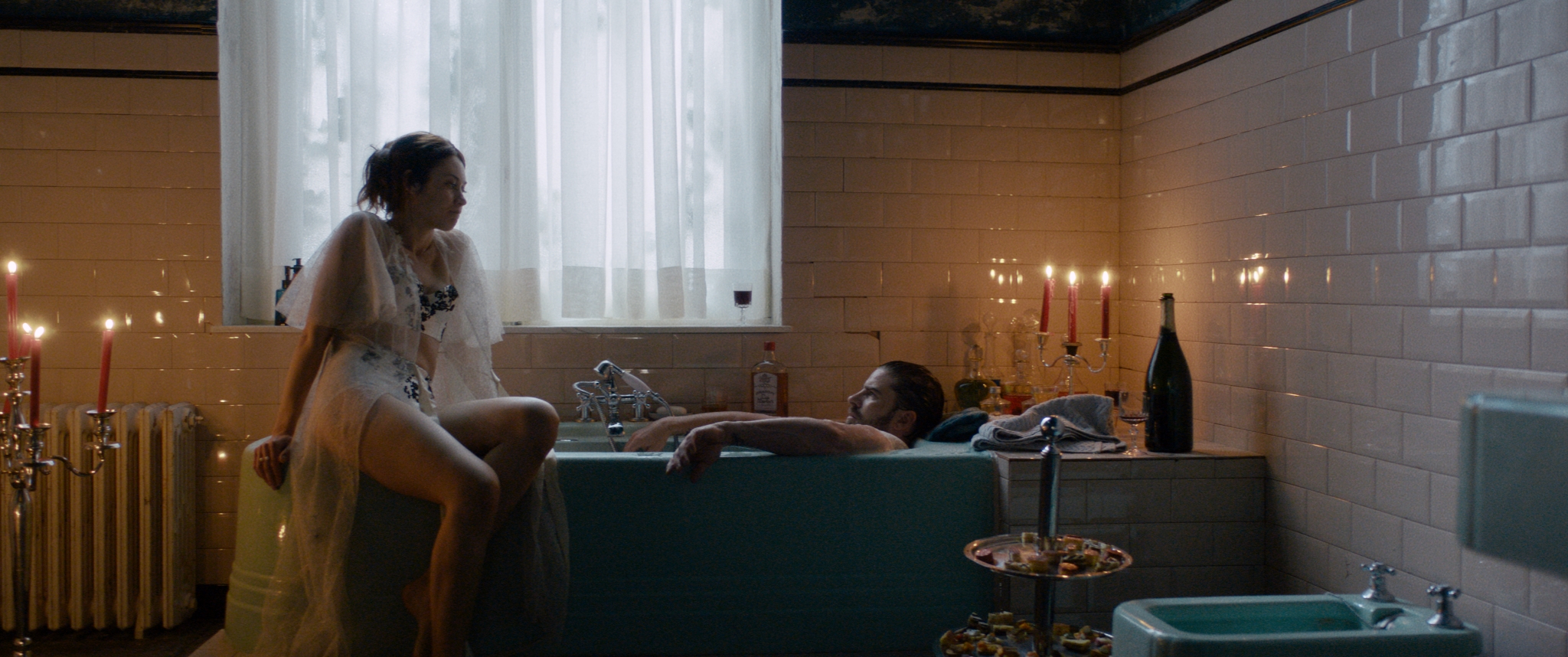 The Room tung trailer đen tối, hé lộ bi kịch xuất phát từ lòng tham con người