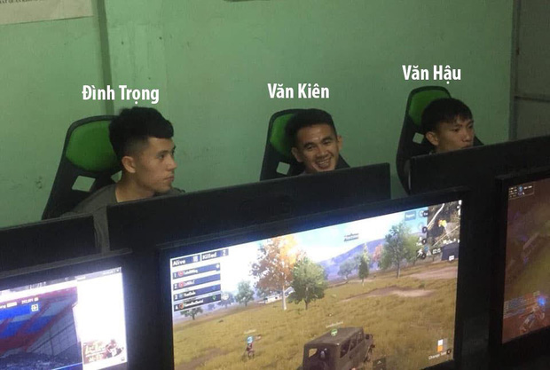 Xôn xao hình ảnh 3 chàng cầu thủ U23 Việt Nam xuất hiện tại quán net chơi game giải trí