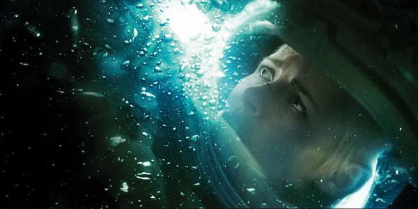 Review Underwater: Chuyến đi bộ dưới đáy đại dương không bằng phẳng