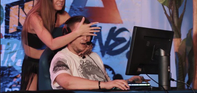 Ngán ngẩm cảnh vũ nữ thoát y ve vãn các tuyển thủ khiến họ không tập trung thi đấu được