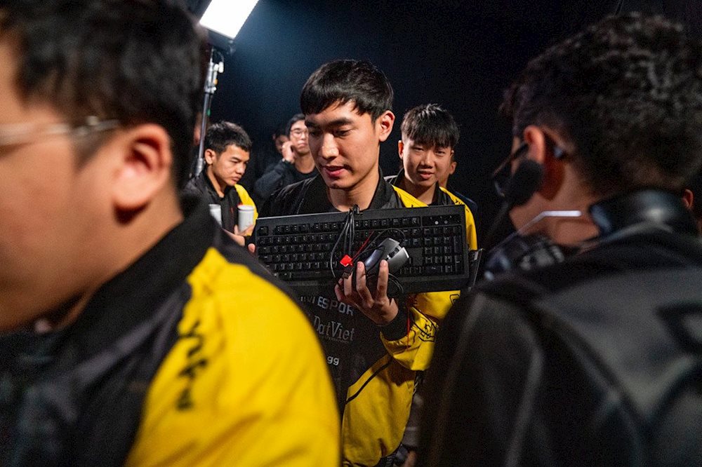 LMHT: Anti-fan đòi mua áo Levi về đốt, Tinikun tiện quảng cáo "áo 100% cotton đốt rất bắt lửa"