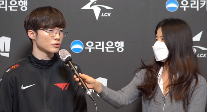 LMHT: Đeo khẩu trang khi phỏng vấn Faker, nữ phóng viên bị ném đá không thương tiếc