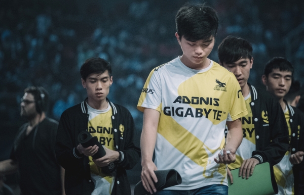 LMHT: Tinikun khiến fan xôn xao khi đăng tải hình ảnh Optimus kí hợp đồng với GAM Esports