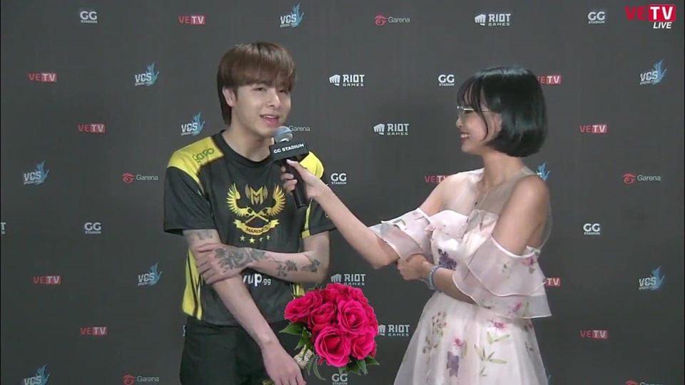 LMHT: Minh Nghi đăng tải hình Zeros tặng hoa cho mình, fan đồng loạt gọi tên Bomman