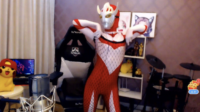 Cosplay Siêu nhân Điện quang và nhảy múa, cô nàng streamer xinh đẹp bị khóa kênh ngay lập tức