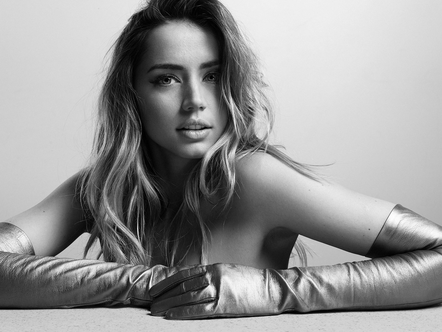 Ngắm loạt ảnh nóng bỏng của Bondgirl mới được ví như "quả bom sex" đương đại