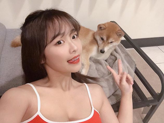 Ăn mặc quá gợi cảm trên sóng stream, cô nàng hot girl bị chỉ trích không thương tiếc