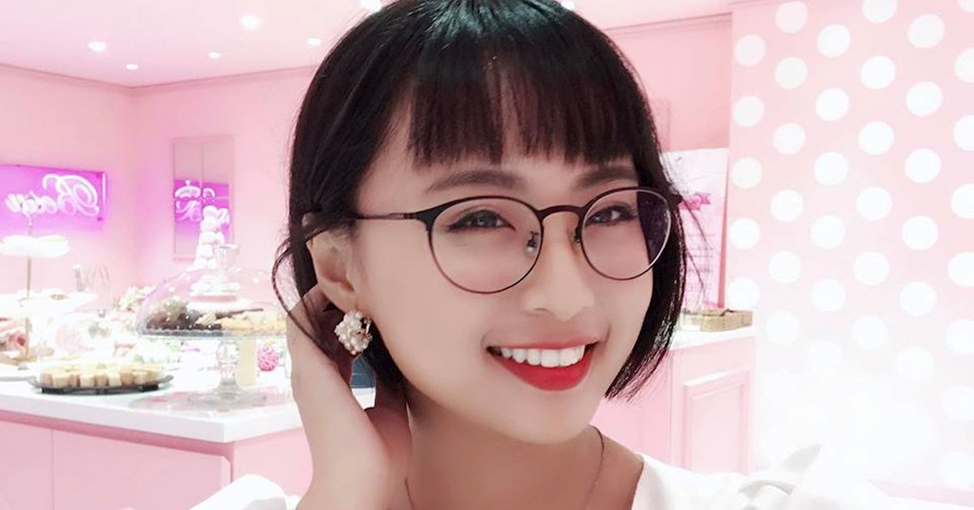 LMHT: Chán vì phải cách ly nhiều ngày, Minh Nghi bất ngờ đổi style gợi cảm khiến fan mất máu