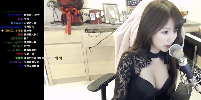 Cô nàng streamer mất tích sau một năm bỗng dưng trở nên cực kì gợi cảm và tràn đầy sức sống