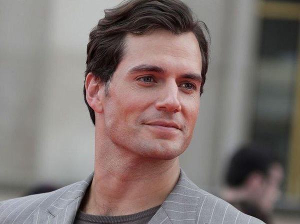 Cách ly tại nhà, Henry Cavill trổ tài khéo tay hay làm bằng việc sơn mô hình