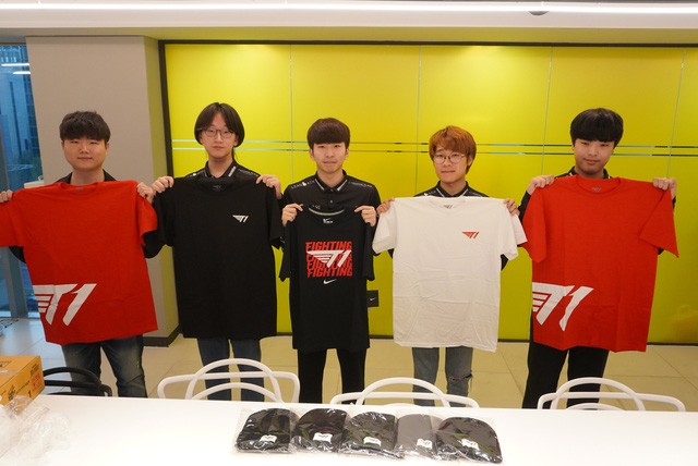 LMHT: Giữ đúng lời hứa của mình, APK Prince nhận cơn mưa quà tặng từ T1