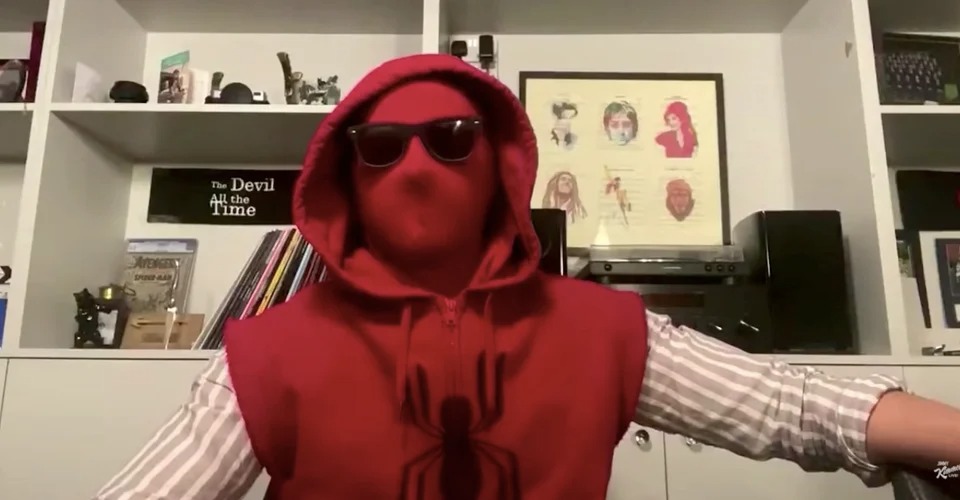 Giữa dịch COVID-19, "Nhện nhọ" Tom Holland mua vui cho fan bằng bộ đồ hóa trang Người Nhện độc lạ