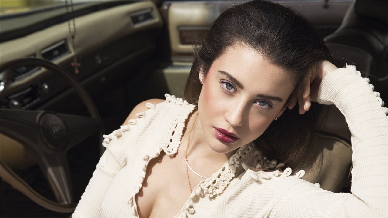 Loạt ảnh quyến rũ của Hot girl Instagram nổi tiếng từng xuất hiện trong bom tấn Money Heist, Elite