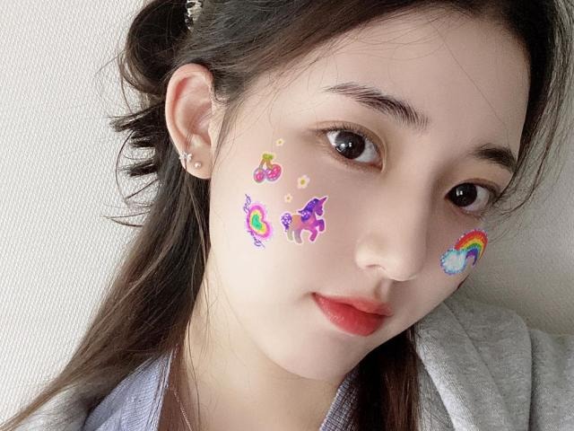 Nhan sắc đời thực của "gái làng chơi" trong Extracurricular - tựa phim 18+ về nạn mại dâm học đường của Netflix