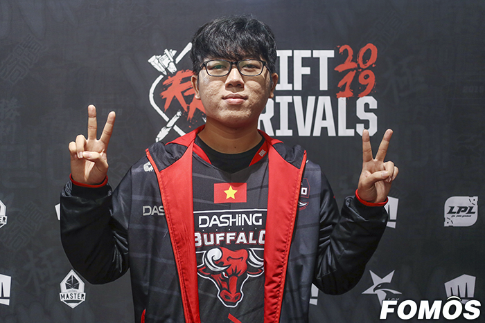 LMHT: Naul bất ngờ xuất hiện tại Gaming House của Team Flash, liệu tuyển thủ này là bản hợp đồng tiếp theo sau Profit?