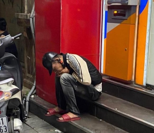 'Mày Có biết bố mày là ai không ? ' Thanh niên cởi trần sàm sỡ bạn gái người khác ở cửa hàng tiện lợi  và cái kết 