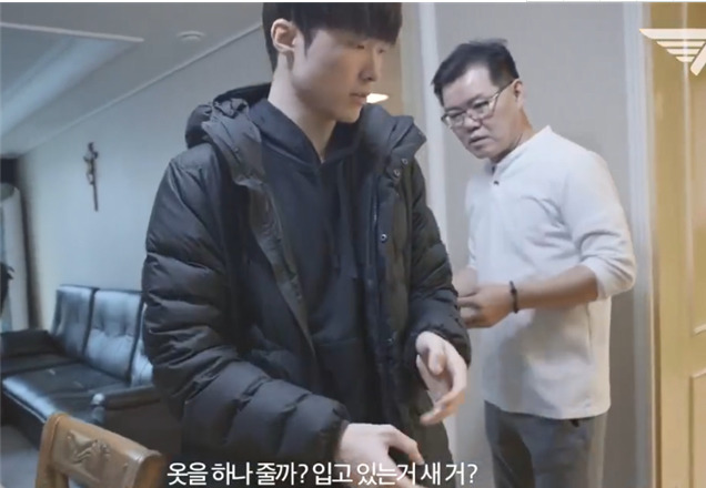 LMHT: Faker kiếm được tiền tỷ mỗi năm nhưng vì sao bố của Faker vẫn phải làm việc kiếm tiền?