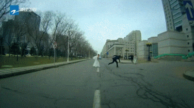 Cười bể bụng trước những cảnh quay... không thể giả hơn trong phim Trung Quốc thời hiện đại 3