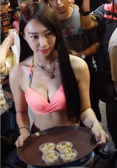 Thuê các cô gái ăn mặc nóng bỏng để bán đồ uống, một cửa hàng bị "bão" bởi khách hàng