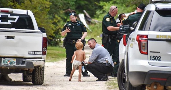 Bé 3 tuổi tự kỷ mất tích được 2 chú chó bảo vệ