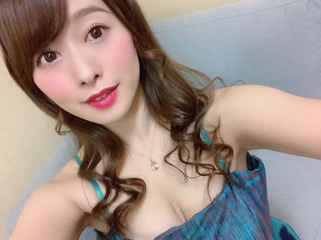 Câu chuyện cô nàng diễn viên xinh đẹp giấu chồng con đi đóng phim 18+ và cái kết bị em trai phát hiện