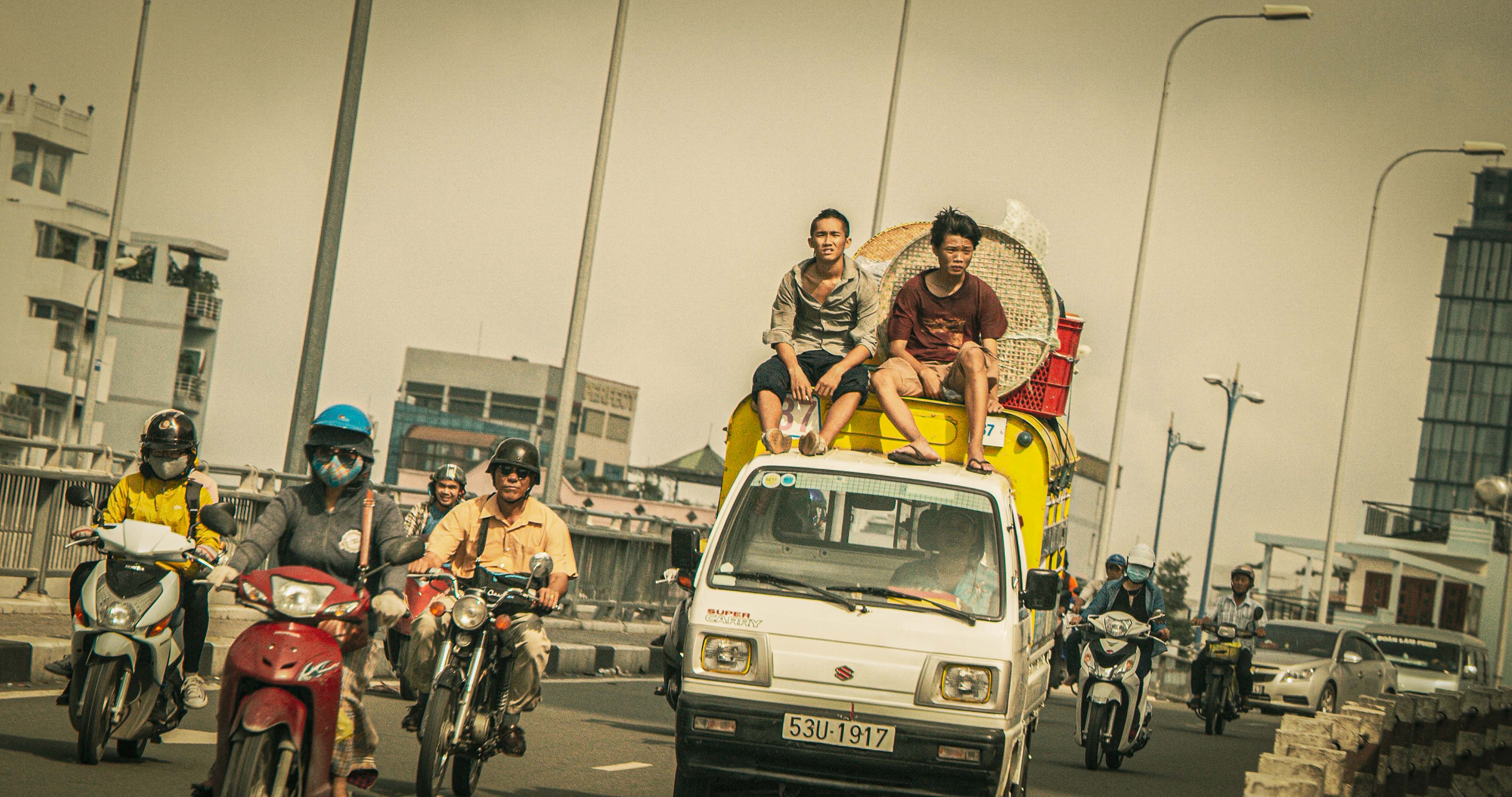 Ròm: Câu chuyện đằng sau bối cảnh chân thật và những khung hình nghiêng mới lạ