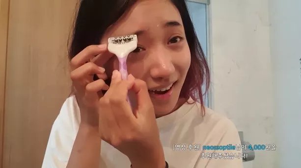 Nữ Streamer đã "hy sinh" lông mày của mình để nhận 5000USD khiến người xem tiếc nuối